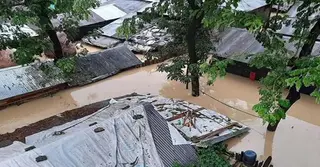 চট্টগ্রামে বেড়িবাঁধ উপচে পানি ঢুকেছে লোকালয়ে